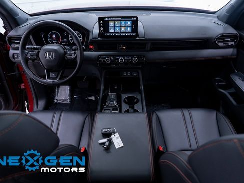 Used 2025 Honda Pilot TrailSport image 11