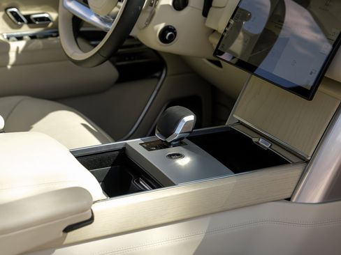 Used 2024 Land Rover Range Rover Autobiography image 23