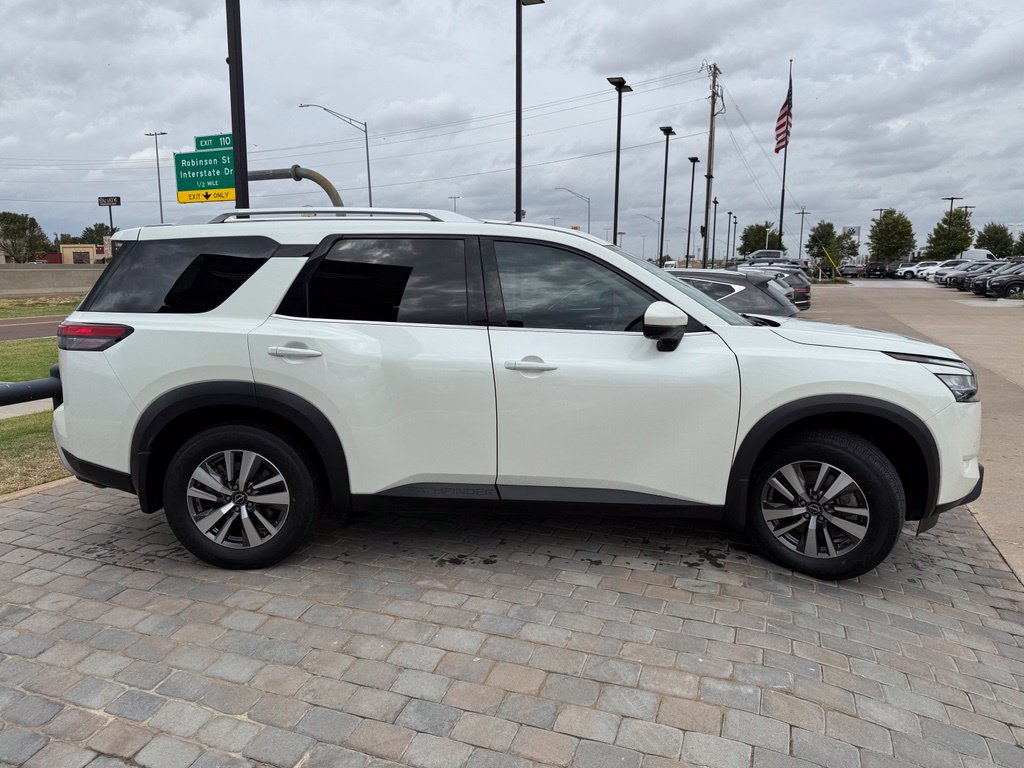 Used 2023 Nissan Pathfinder SL w/ Lighting Package (N92) FWD image 6