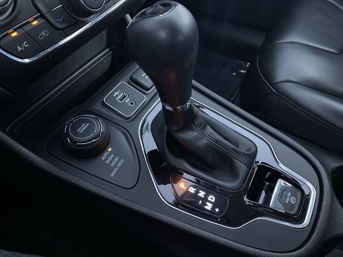 Used 2020 Jeep Cherokee Latitude Plus AWD/4WD image 7