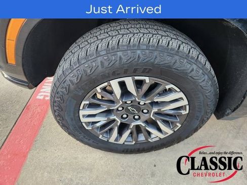 Used 2025 Chevrolet Suburban Z71 image 15