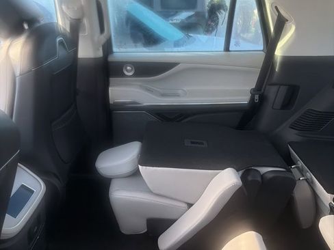 Used 2025 Lincoln Navigator Reserve image 13