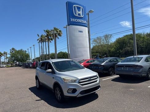 Used 2017 Ford Escape SE image 1