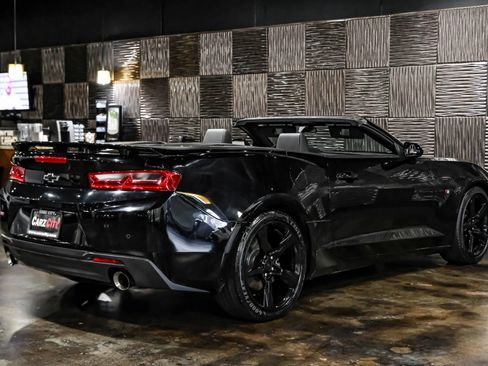 Used 2018 Chevrolet Camaro LT RWD image 8