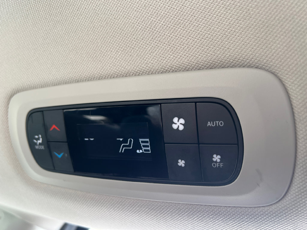 Used 2024 Chrysler Pacifica Limited FWD image 17