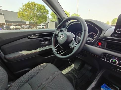 Used 2025 Honda Pilot Sport image 11