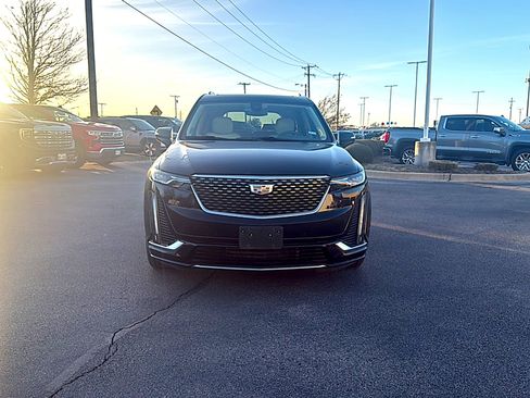 Used 2023 Cadillac XT6 Premium Luxury image 3