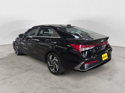 Certified 2025 Hyundai Elantra Limited FWD image 7
