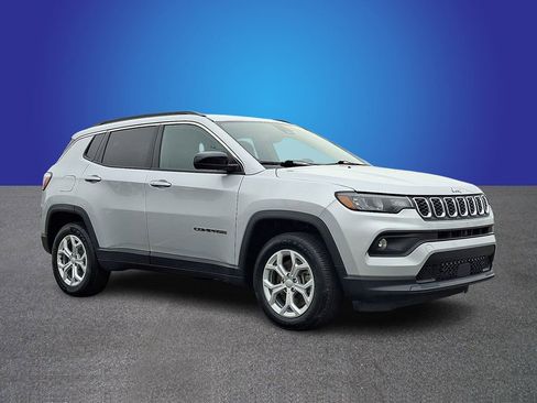 Used 2024 Jeep Compass Latitude image 3