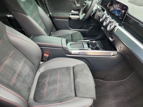 Used 2025 Mercedes-Benz GLB 250 image 7