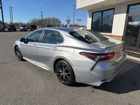 Used 2024 Toyota Camry SE image 6