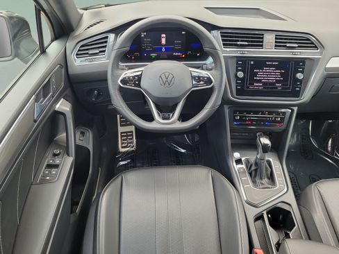 Used 2022 Volkswagen Tiguan SE R-Line FWD image 9