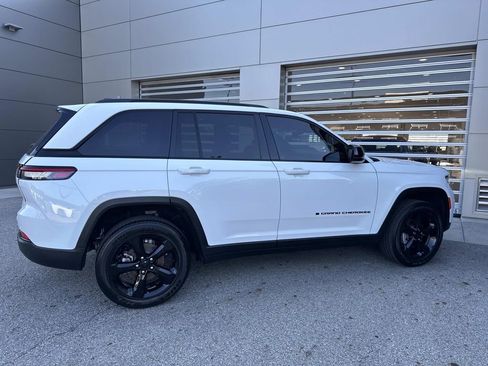 Used 2024 Jeep Grand Cherokee Altitude AWD/4WD image 7