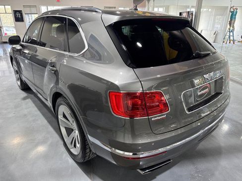 Used 2017 Bentley Bentayga image 6
