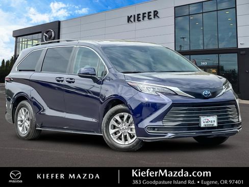 Used 2024 Toyota Sienna LE AWD/4WD image 1