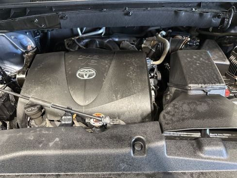 Used 2019 Toyota Highlander XLE AWD/4WD image 25