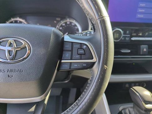 Used 2023 Toyota Highlander XLE image 14