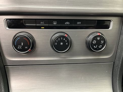 Used 2016 Volkswagen Golf S image 18