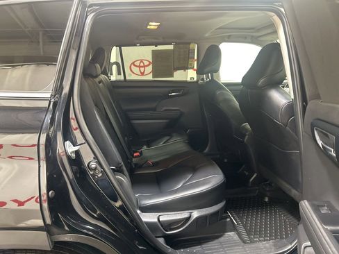 Used 2024 Toyota Highlander XLE AWD/4WD image 14