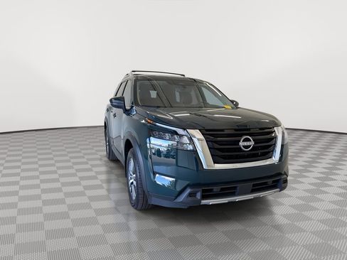 Certified 2025 Nissan Pathfinder SL FWD image 3