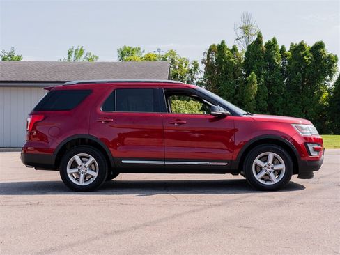 Used 2017 Ford Explorer XLT w/ Equipment Group 202A AWD/4WD image 4