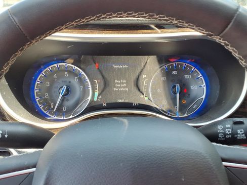 Used 2023 Chrysler Pacifica Limited FWD image 21