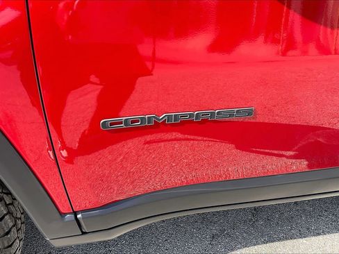 Used 2025 Jeep Compass Trailhawk AWD/4WD image 32