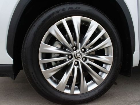 Used 2024 Toyota Highlander Limited image 32