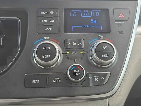 Used 2017 Toyota Sienna LE FWD image 17
