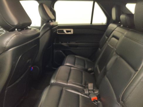 Used 2020 Ford Explorer XLT w/ Equipment Group 202A AWD/4WD image 18