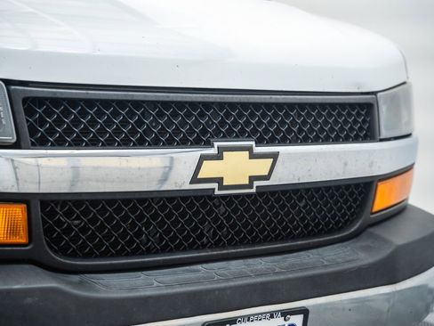 Used 2017 Chevrolet Express 3500 RWD image 10