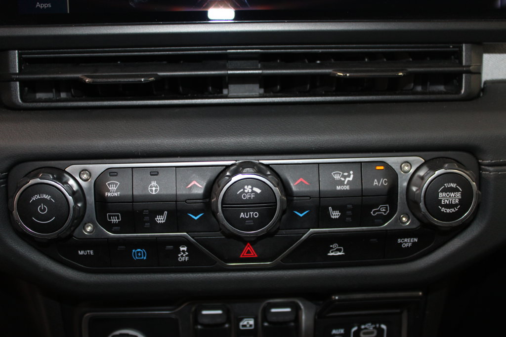 Used 2024 Jeep Wrangler Unlimited Sahara AWD/4WD image 33