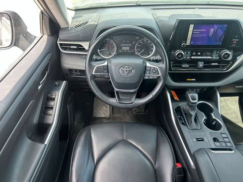 Used 2024 Toyota Highlander XLE FWD image 31