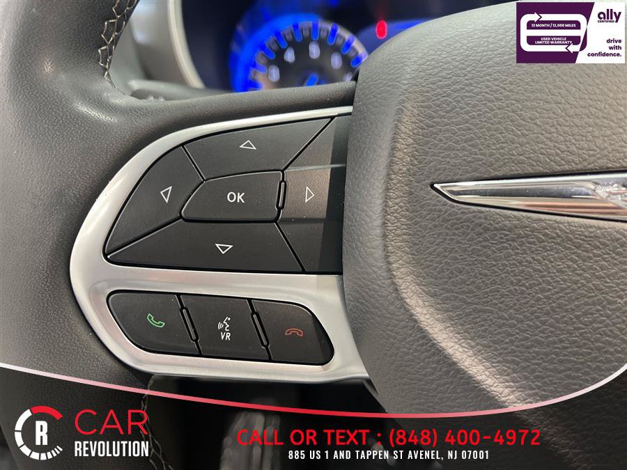 Used 2023 Chrysler Pacifica Touring-L FWD image 31