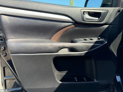 Used 2017 Toyota Highlander XLE image 11