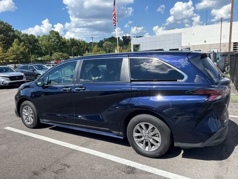 Used 2024 Toyota Sienna XLE AWD/4WD image 4