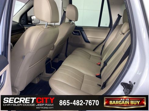 Used 2014 Land Rover LR2 image 29