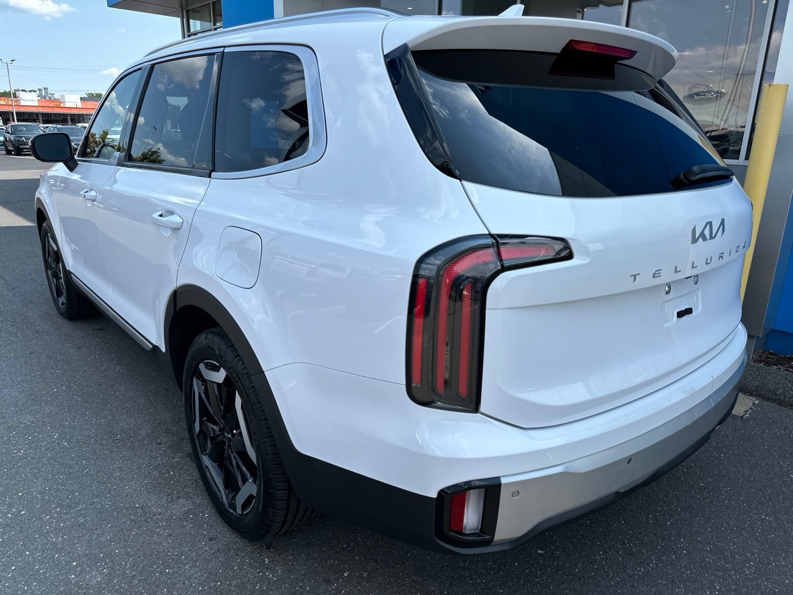 Used 2024 Kia Telluride EX w/ EX Captain's Chair Package AWD/4WD image 8