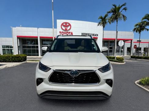 Used 2022 Toyota Highlander Limited FWD image 2