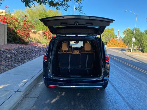 Used 2023 Chrysler Pacifica Pinnacle image 6