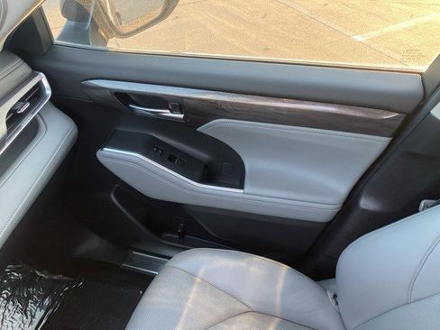 Used 2023 Toyota Highlander Limited image 20