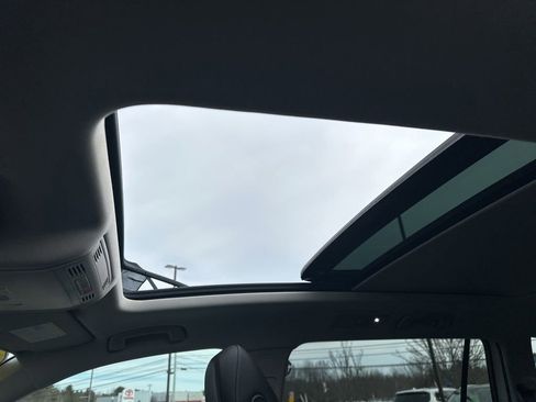 Used 2020 Volkswagen Tiguan SE w/ Panoramic Sunroof Package image 28