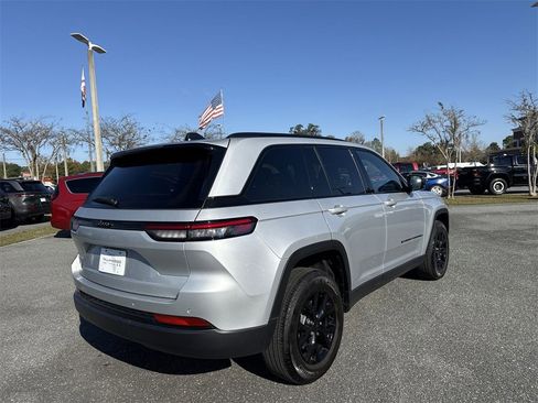 Used 2025 Jeep Grand Cherokee Altitude image 3