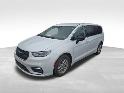 Used 2024 Chrysler Pacifica Touring-L image 12
