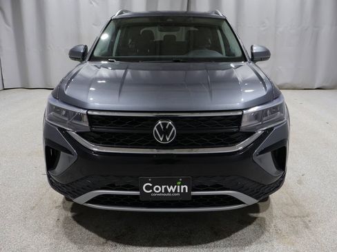 Used 2023 Volkswagen Taos SE w/ Panoramic Sunroof Package image 6