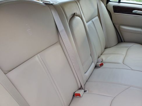 Used 2006 Lincoln Town Car Signature Limited image 35