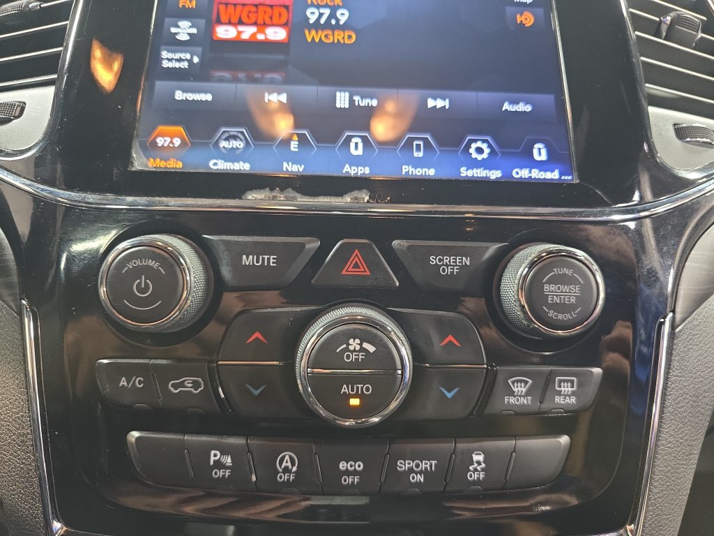 Used 2020 Jeep Grand Cherokee Laredo AWD/4WD image 20