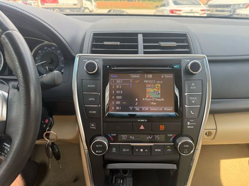 Used 2017 Toyota Camry LE image 9