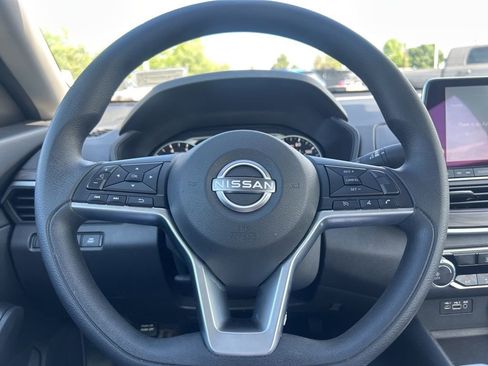 Used 2025 Nissan Altima 2.5 SV FWD image 9