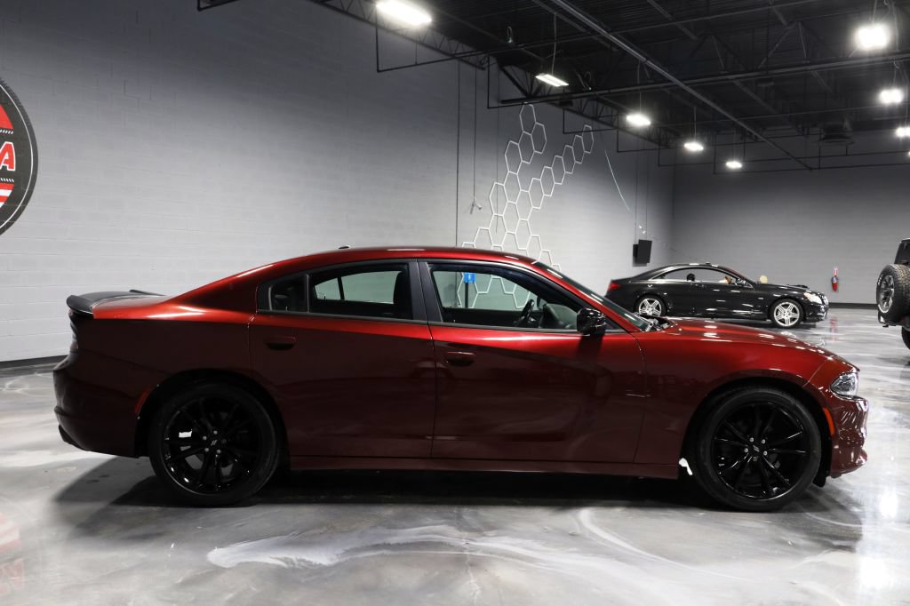 Used 2018 Dodge Charger SXT w/ Blacktop Package RWD image 8